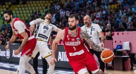 独挑大梁！前马刺雄鹿替补内线面对希腊队也算是拼尽全力了？